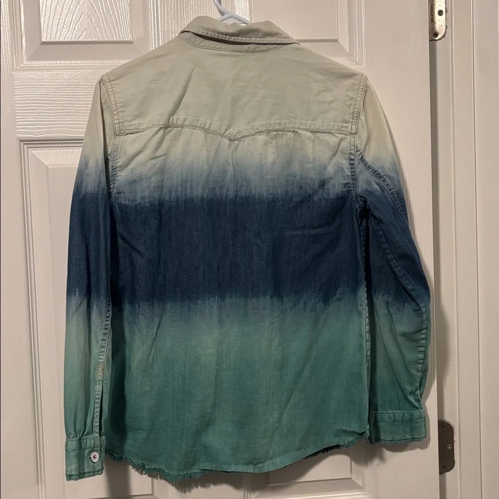 Free People ombrey frayed hem chambray button down top size medium - Picture 4 of 5